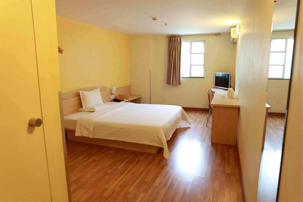 7Days Inn Wuzhou South Railway Station Cangwu Room photo